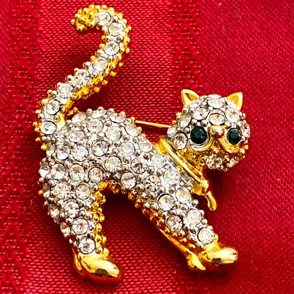 Vintage Jewelry - Vintage 90s Rhinestoned Gold Toned Crouching Cat with Green Eyes Broach